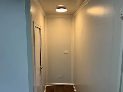 Oficina estándar con baño y dos ventanas