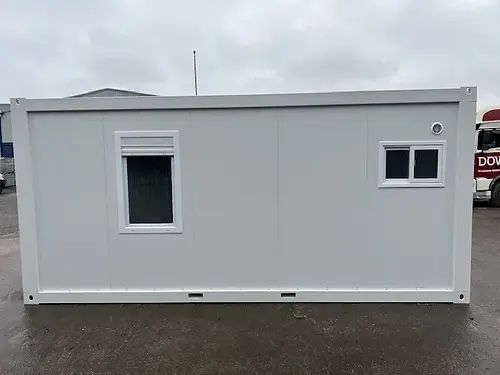 Contenedor de oficina con baño y almacenamiento