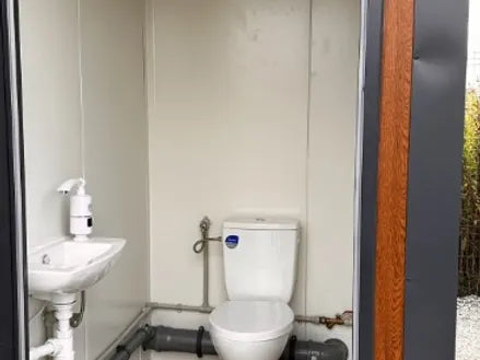 Contenedor Sanitario Tipo Pabellón con Triple Cabina