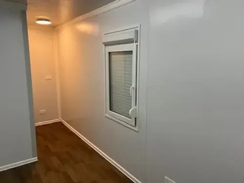 Oficina estándar con baño y dos ventanas