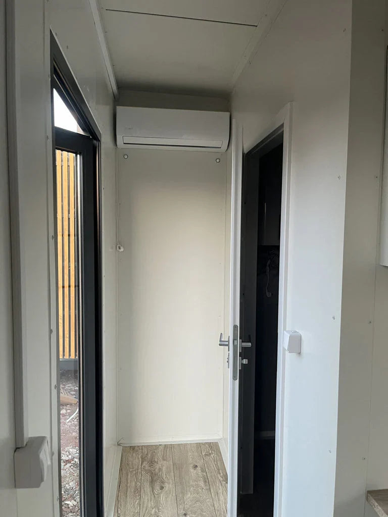 Grand contenedor para oficina con cabina de ducha y muebles de cocina