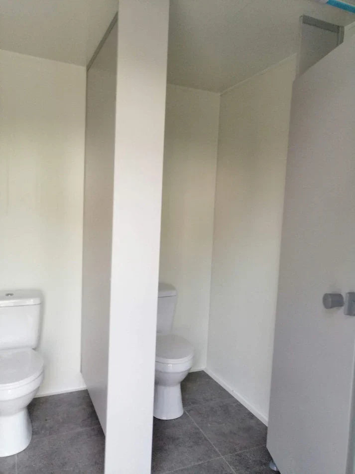 Remolque WC con doble WC 6x2,40 metros.