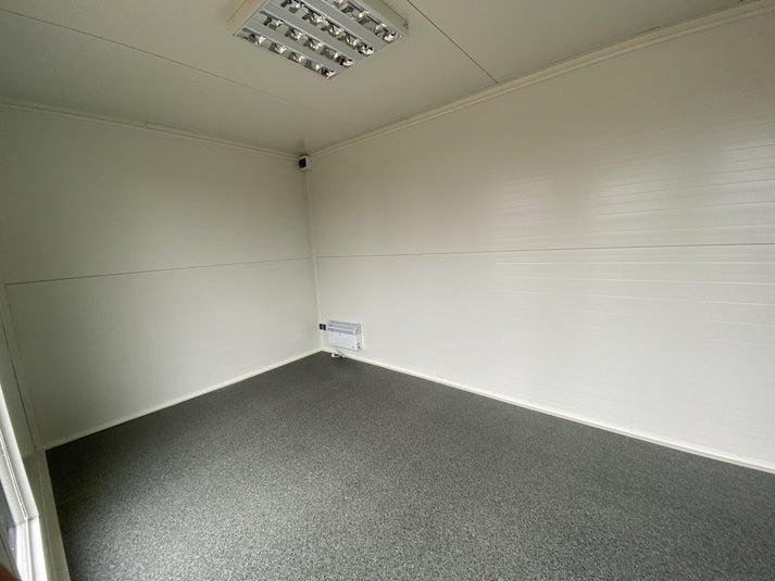 Contenedor de oficina 6x2,83 metros con 2 ventanas