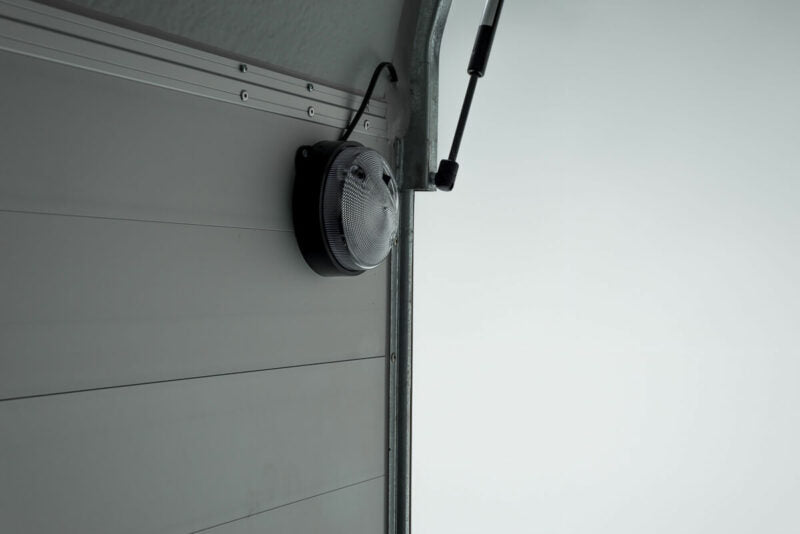 Remolque cerrado de aluminio y fibra, blanco-negro, estado nuevo