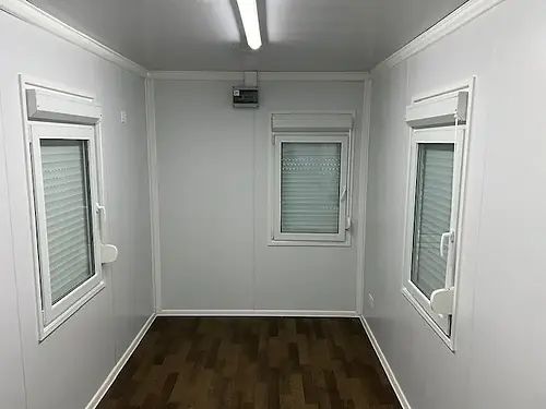 Contenedor de oficina con baño y almacenamiento