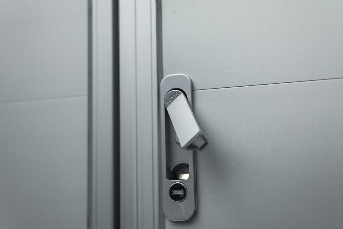 Remolque cerrado de aluminio y fibra, blanco-negro, estado nuevo