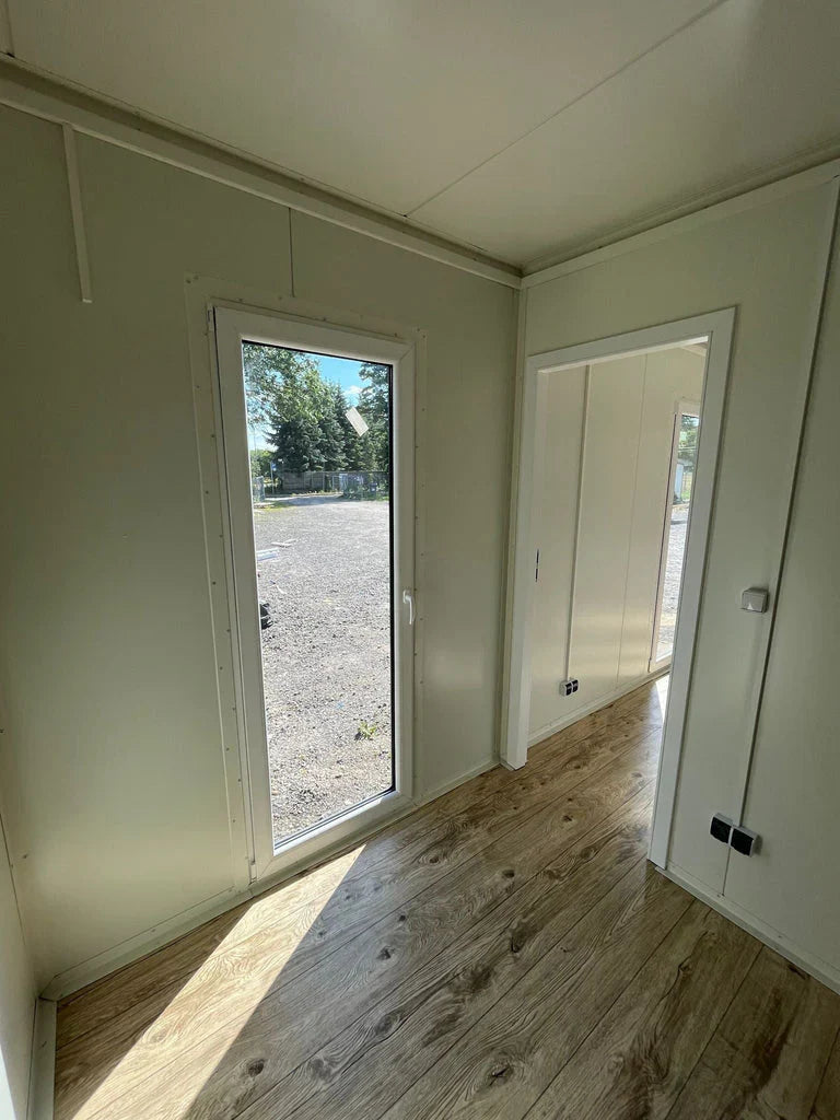 Grand contenedor para oficina con cabina de ducha y muebles de cocina